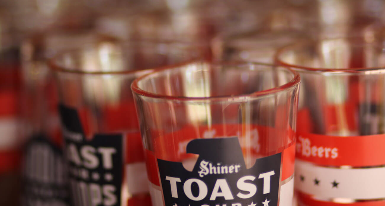 Beer-Chronicle-Houston-Craft-Beer-Review-Featured-Shiner-Brewery-5-toast-our-troops-glasses