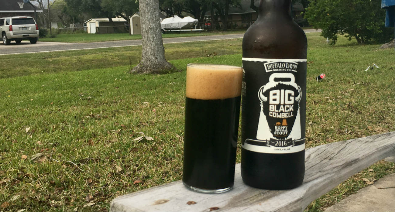 beer-chronicle-houston-craft-beer-review-buffalo-bayou-big-black-cowbell-full-glass-next-to-bomber-bottle