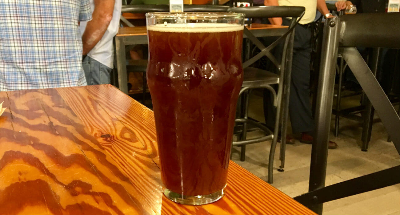beer-chronicle-houston-craft-beer-review-new-republic-skylight-full-pint-glass-at-bar