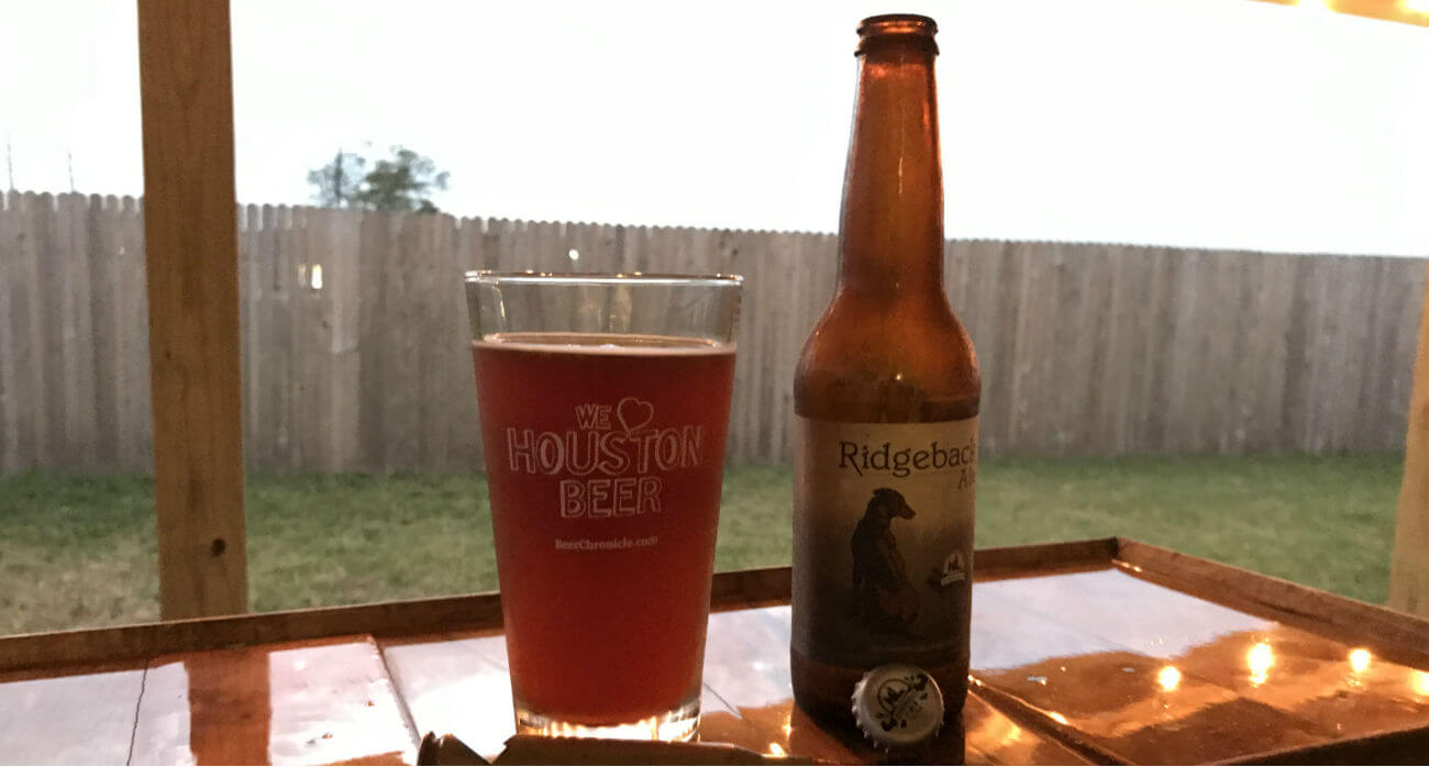 beer-chronicle-houston-craft-beer-review-ridgeback-ale-beer-in-pint-glass-on-patio-bar