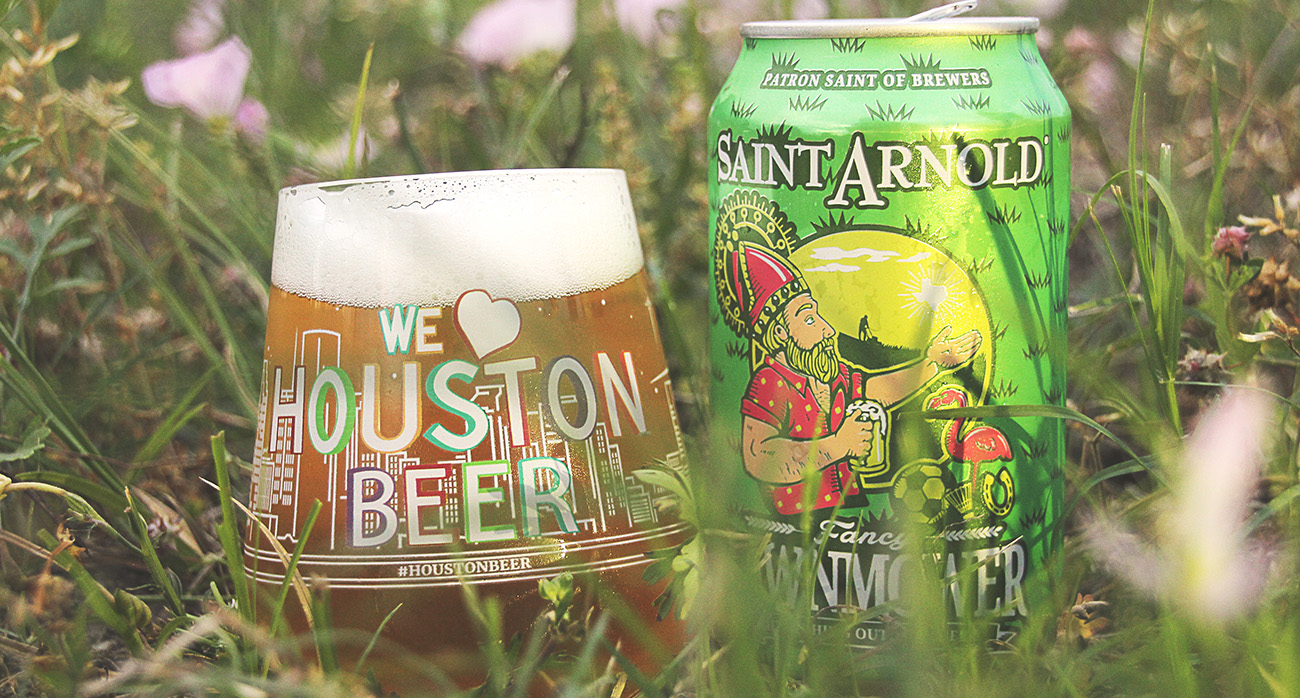 Beer-Chronicle-Houston-beer-best-michelada-beers_0008_Saint-Arnold-Fancy-Lawnmower-Houston-Glass-Blue-Tile