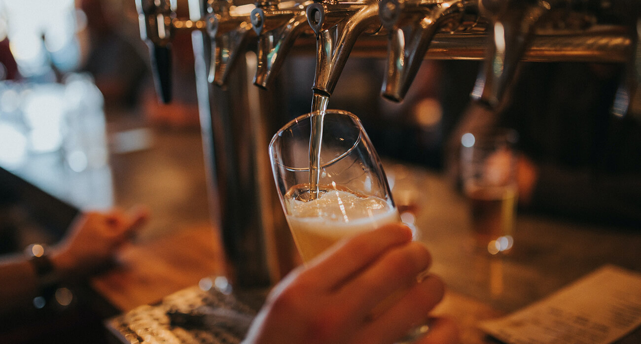taphandle-pouring-draft-beer-into-glass-beer-chronicle-houston-best-beer-bars-to-visit-in-houston_0001_amie-johnson-VJXLzQi5TlE-unsplash