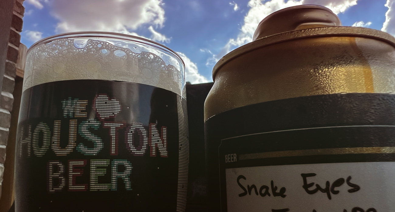 beer-chronicle-houston-project-halo-snake-eyez-triple-ipa-astrodome-glass