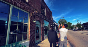 beer-chronicle-houston-tradebait-travel-ATL-halfway-crooks-tourists-taking-pictures